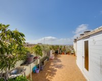 Ático en el centro de Torrevieja con solárium privado y vistas al mar.ID2786