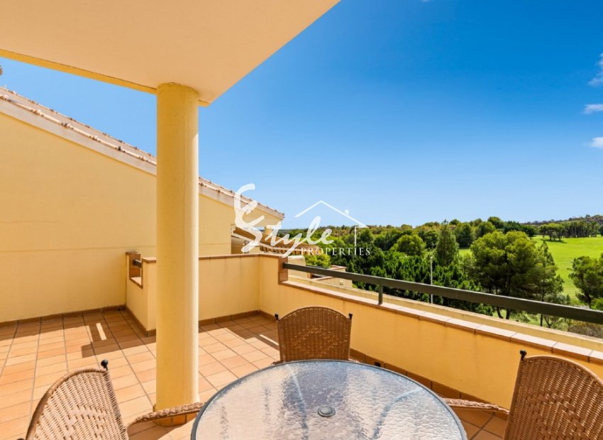 Ático en venta con vistas al mar y al campo de golf en Campoamor, Costa Blanca, España. ID1923