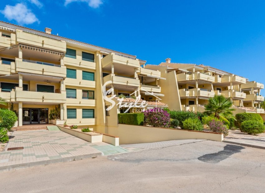 Ático en venta con vistas al mar y al campo de golf en Campoamor, Costa Blanca, España. ID1923