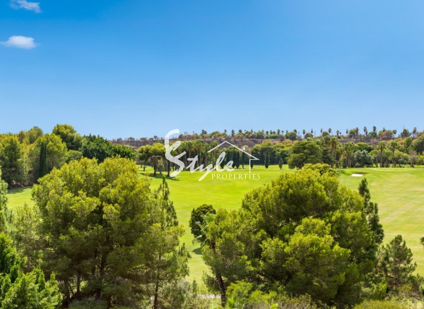 Ático en venta con vistas al mar y al campo de golf en Campoamor, Costa Blanca, España. ID1923