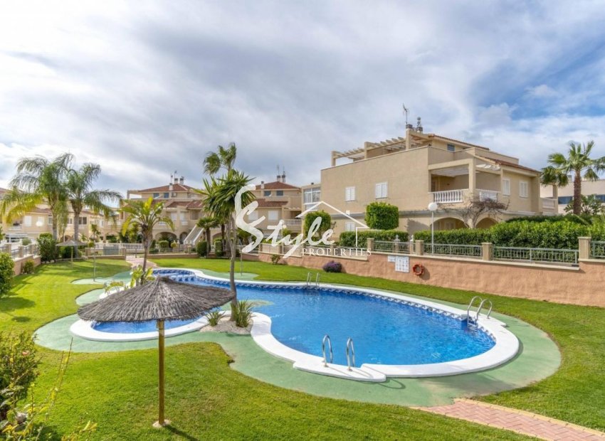 Ático soleado en venta en la urbanización privada de Zenia Mar, Playa Flamenca, Orihuela Costa, España. ID2341