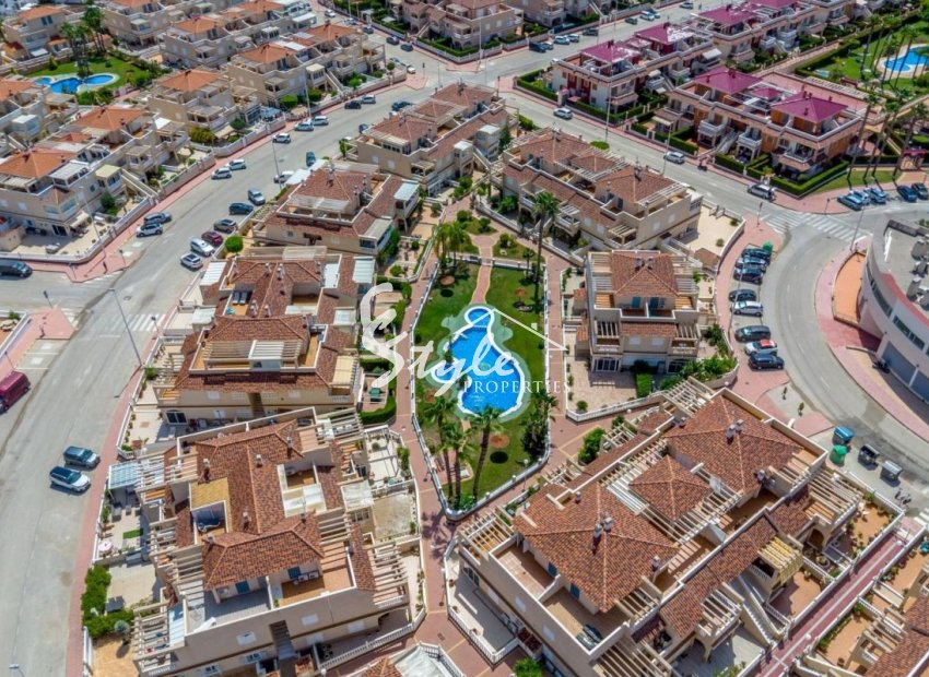 Ático soleado en venta en la urbanización privada de Zenia Mar, Playa Flamenca, Orihuela Costa, España. ID2341
