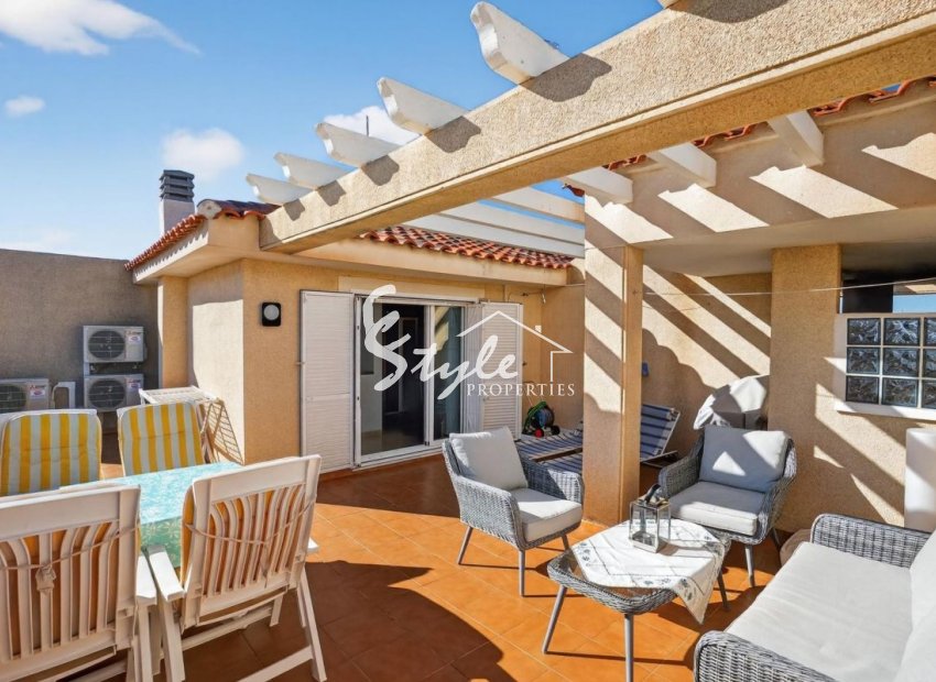 Ático soleado en venta en la urbanización privada de Zenia Mar, Playa Flamenca, Orihuela Costa, España. ID2341