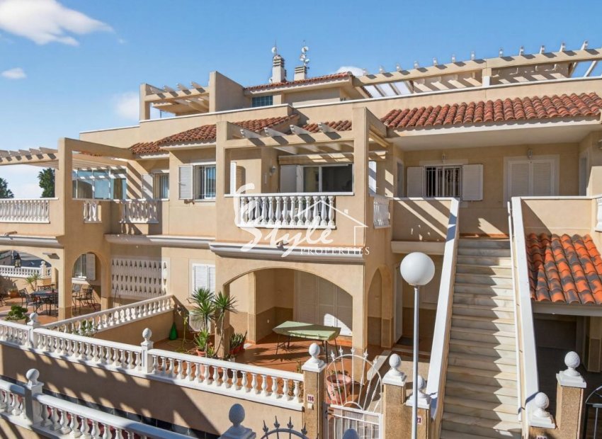Ático soleado en venta en la urbanización privada de Zenia Mar, Playa Flamenca, Orihuela Costa, España. ID2341
