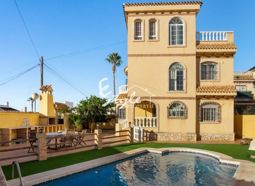 Buy 5 beds Chalet in La Florida close to the sea. ID 6155