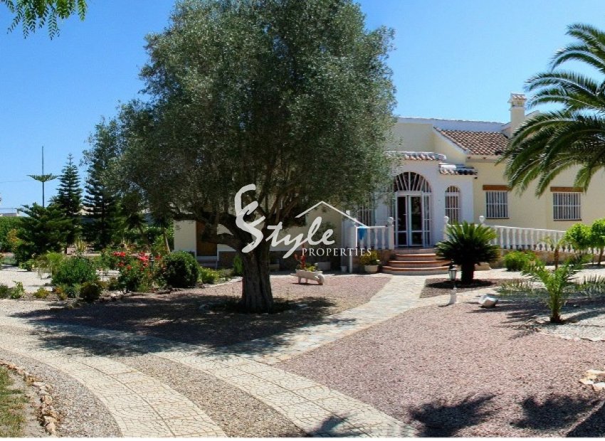 Buy Country house on a large plot in Daya Vieja, Costa Blanca. ID: 4060