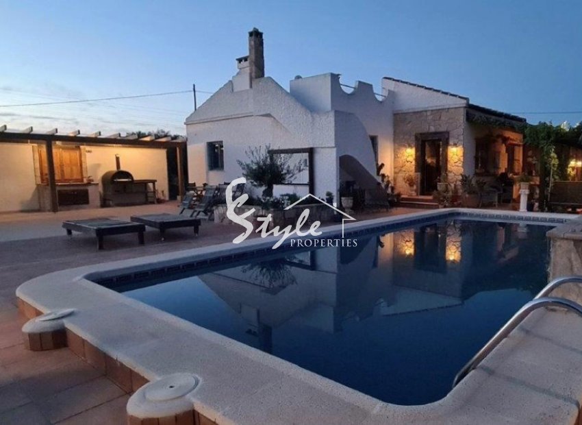 Buy Country house on a large plot in Los Montesinos, Costa Blanca. ID: 4165