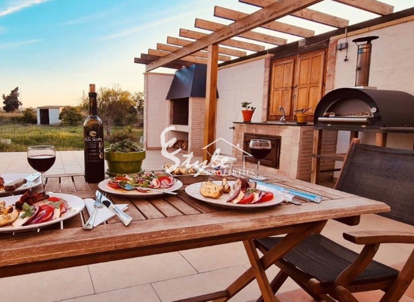 Buy Country house on a large plot in Los Montesinos, Costa Blanca. ID: 4165