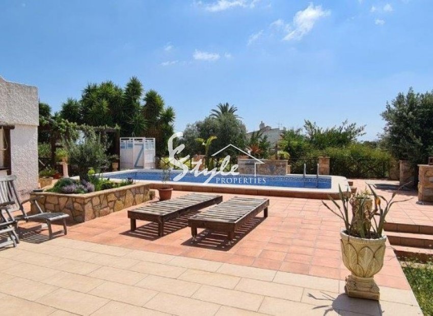 Buy Country house on a large plot in Los Montesinos, Costa Blanca. ID: 4165