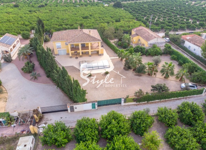 Buy country villa on a large plot in Almoradi, Costa Blanca. ID: 6116