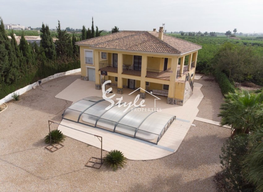 Buy country villa on a large plot in Almoradi, Costa Blanca. ID: 6116