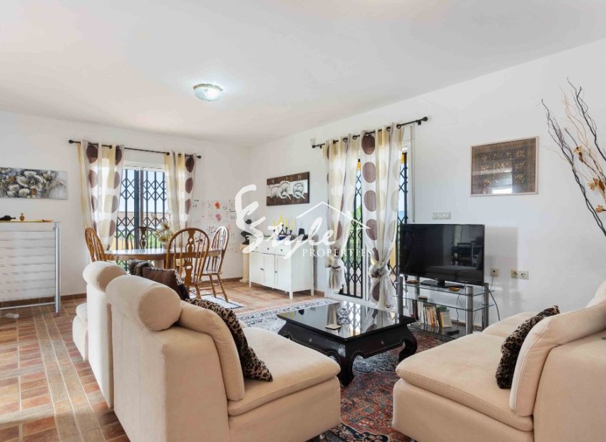 Buy country villa on a large plot in Almoradi, Costa Blanca. ID: 6116