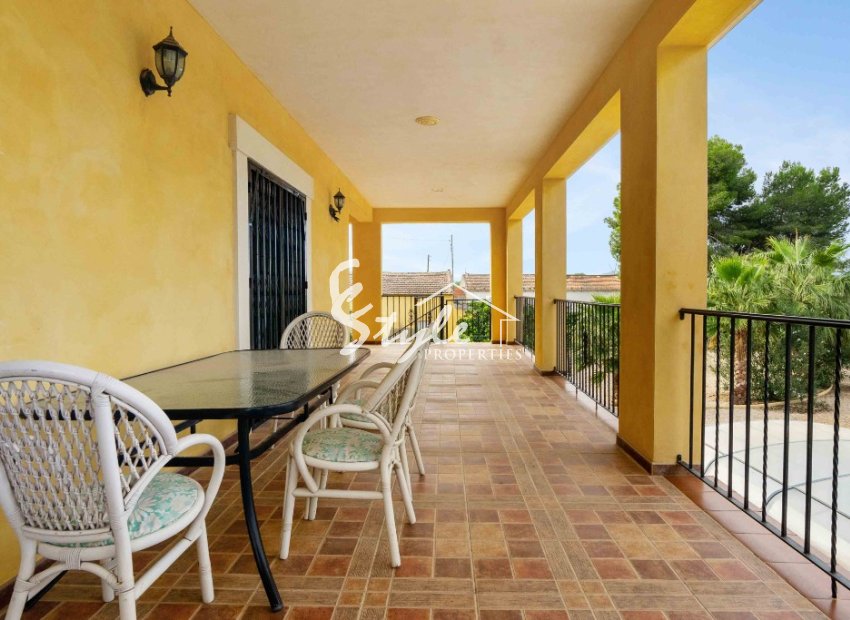 Buy country villa on a large plot in Almoradi, Costa Blanca. ID: 6116