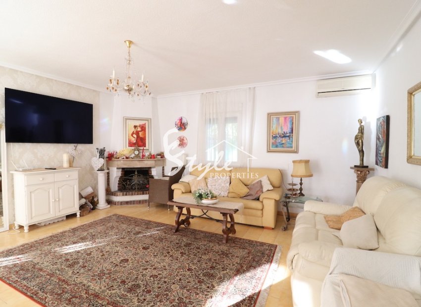 Buy Detached Chalet in La Zenia, close to beaches of Orihuela Costa. ID: 6127