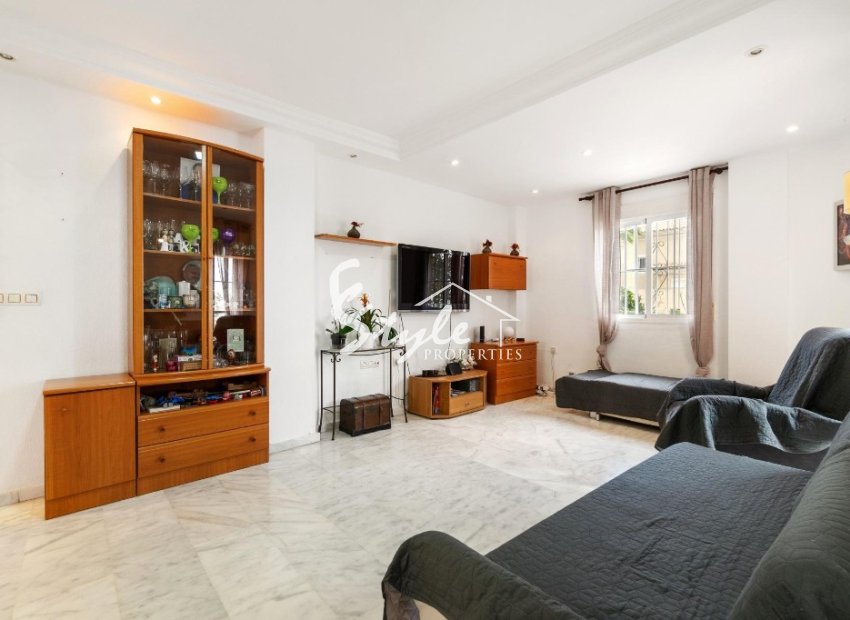 Buy independent chalet with pool and garden in Villamartin close to golf course. ID 6153