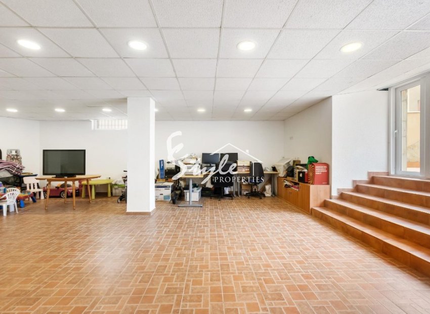 Buy independent chalet with pool and garden in Villamartin close to golf course. ID 6153