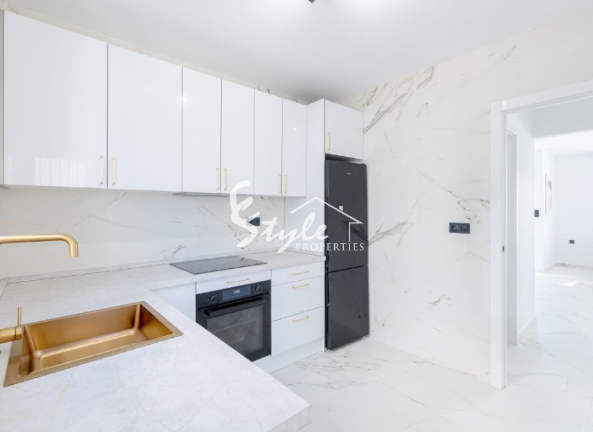 Buy independent chalet with pool and garden in Villamartin close to golf course. ID 6305