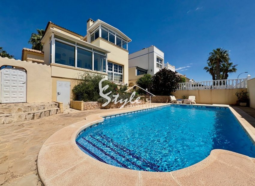 Buy independent chalet with pool and garden in Villamartin close to golf course. ID 6339