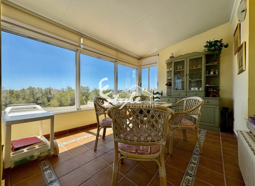 Buy independent chalet with pool and garden in Villamartin close to golf course. ID 6339