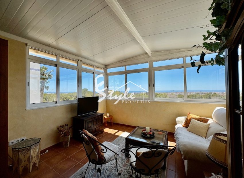 Buy independent chalet with pool and garden in Villamartin close to golf course. ID 6339