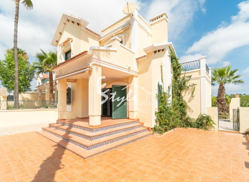 Buy independent chalet with pool and garden in Villamartin close to golf course. ID ST-6345