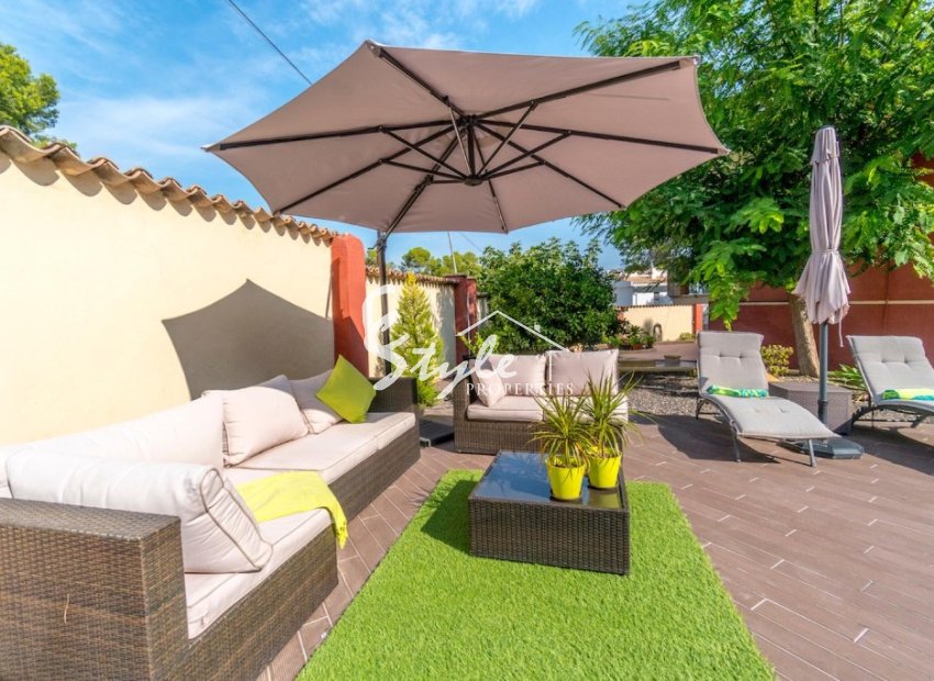 Buy independent villa with lovely garden areas and pool Los Balcones, Torrevieja, Costa Blanca. ID: 4254