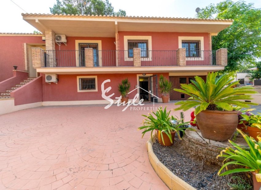 Buy independent villa with lovely garden areas and pool Los Balcones, Torrevieja, Costa Blanca. ID: 4254
