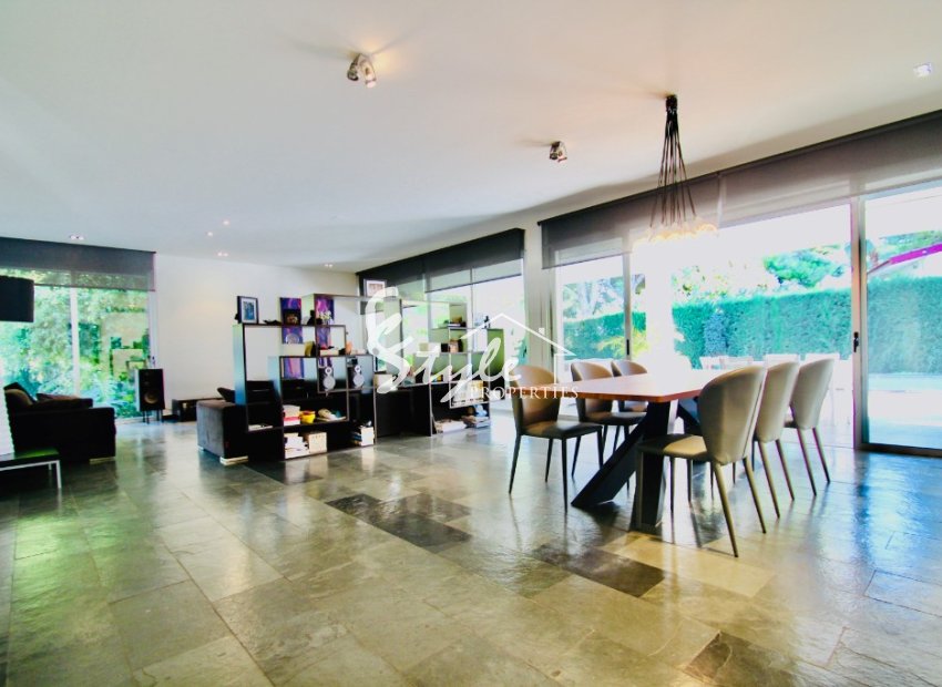 Buy independent villa with lovely garden areas and pool Los Balcones, Torrevieja, Costa Blanca. ID: 4947