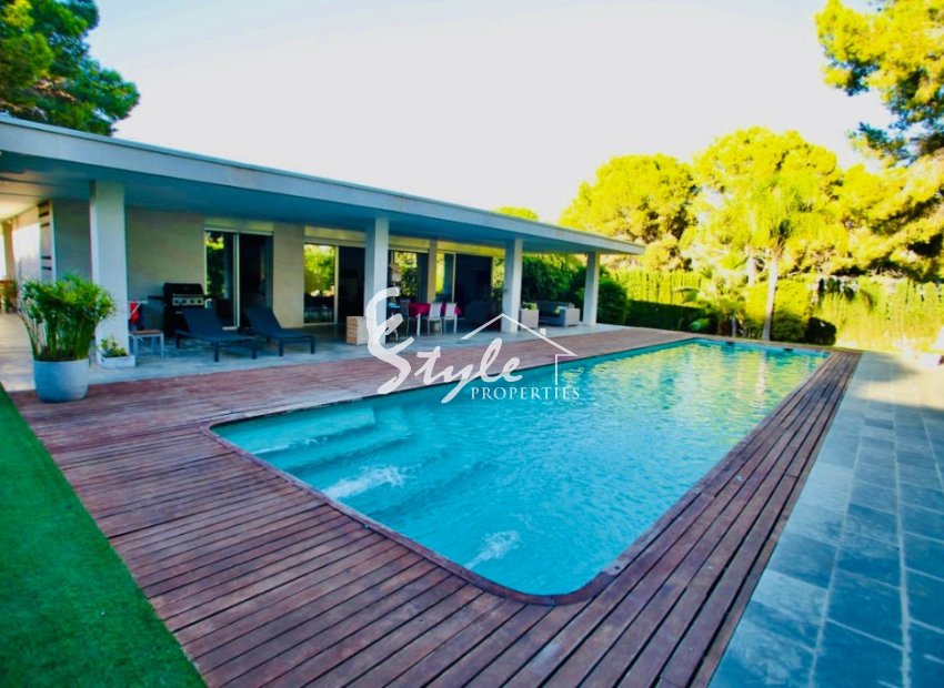 Buy independent villa with lovely garden areas and pool Los Balcones, Torrevieja, Costa Blanca. ID: 4947