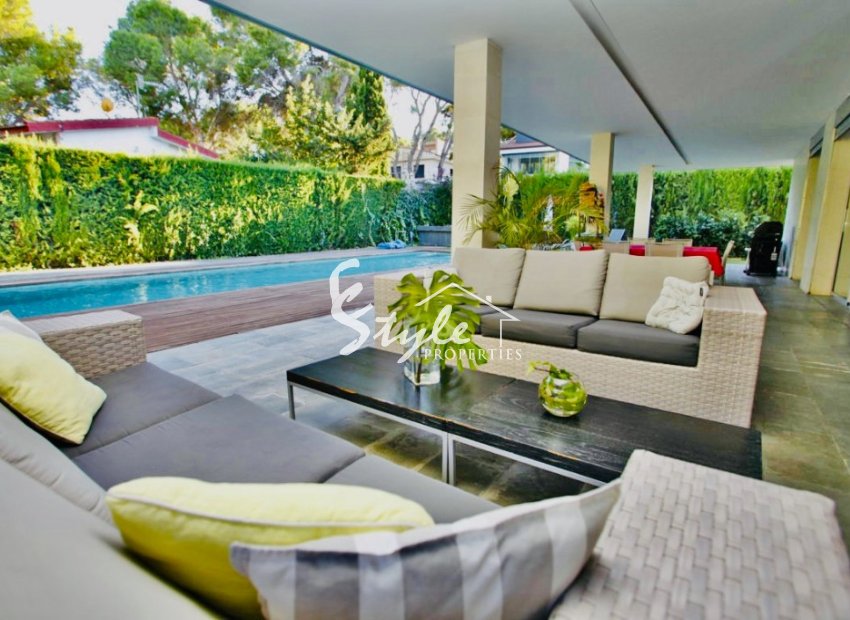 Buy independent villa with lovely garden areas and pool Los Balcones, Torrevieja, Costa Blanca. ID: 4947