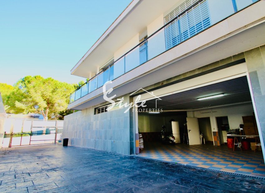 Buy independent villa with lovely garden areas and pool Los Balcones, Torrevieja, Costa Blanca. ID: 4947