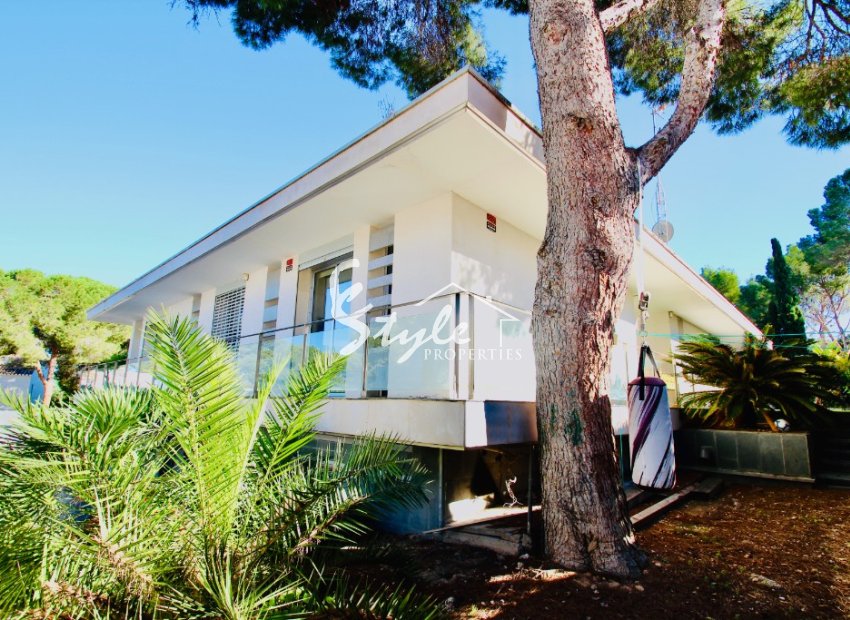 Buy independent villa with lovely garden areas and pool Los Balcones, Torrevieja, Costa Blanca. ID: 4947