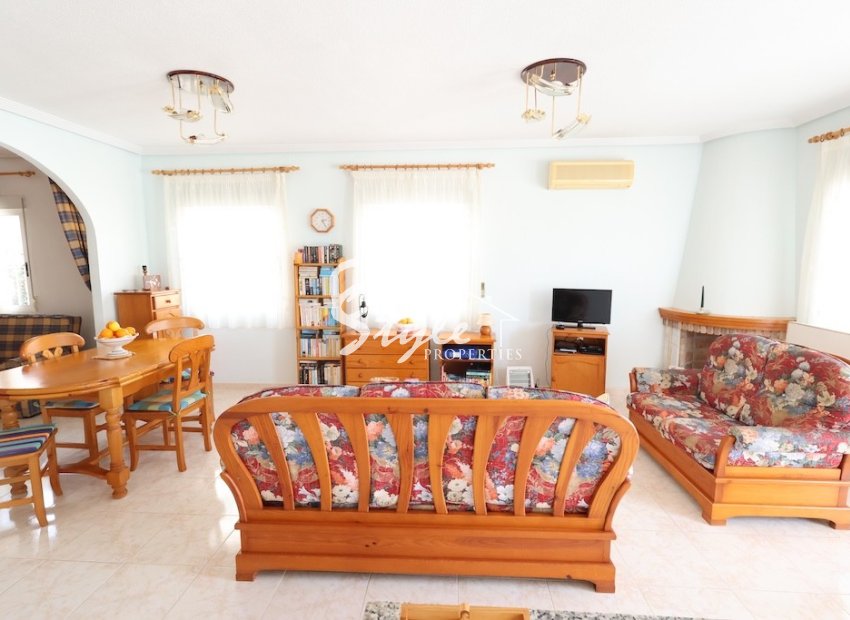 Buy independent villa with lovely garden areas and pool Los Balcones, Torrevieja, Costa Blanca. ID: 6294