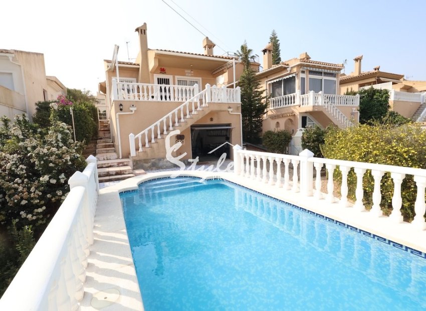 Buy independent villa with lovely garden areas and pool Los Balcones, Torrevieja, Costa Blanca. ID: 6294