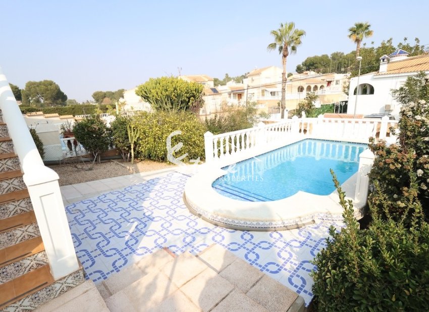 Buy independent villa with lovely garden areas and pool Los Balcones, Torrevieja, Costa Blanca. ID: 6294