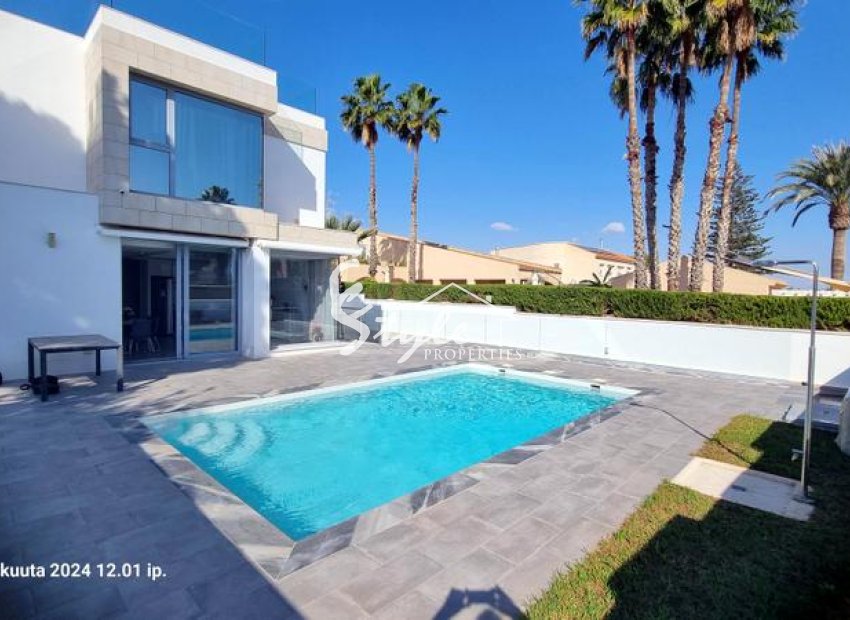 Buy independent villa with lovely garden areas and pool Los Balcones, Torrevieja, Costa Blanca. ID: 6312