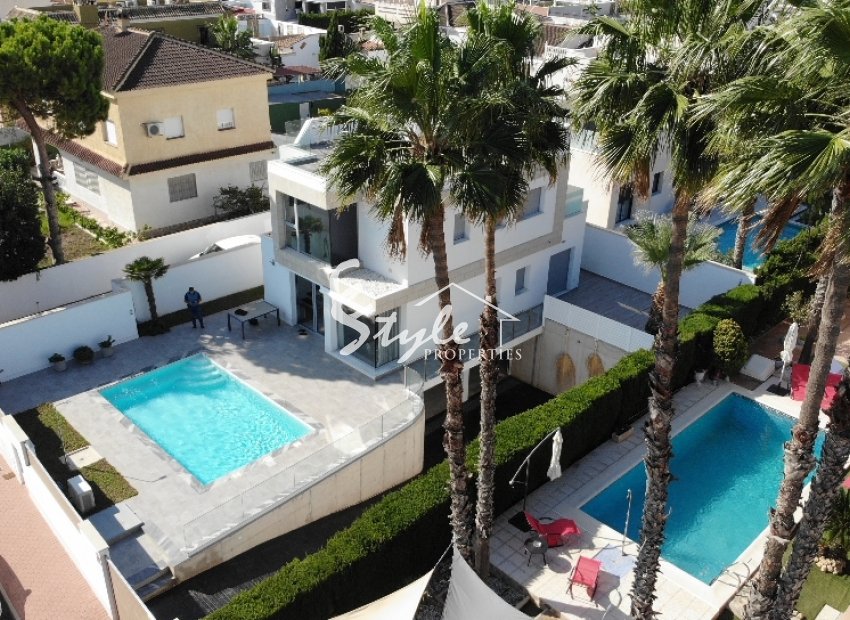 Buy independent villa with lovely garden areas and pool Los Balcones, Torrevieja, Costa Blanca. ID: 6312