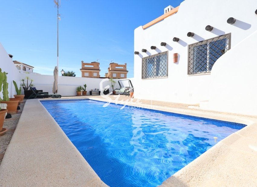 Buy townhouse in Lomas de Campoamor close to sea. ID ST-6357
