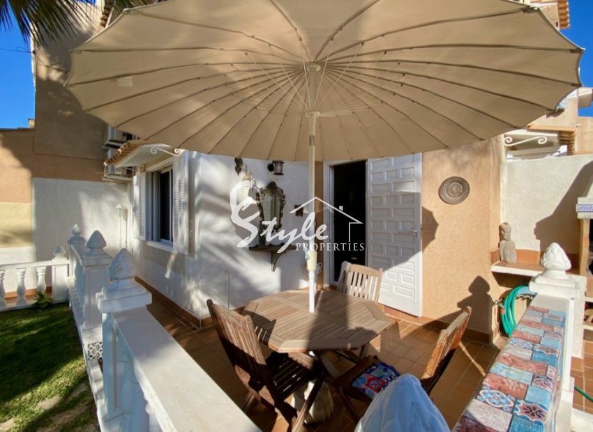 Buy townhouse with garden and pool in Torrevieja, 200 m to the beach. ID 6141