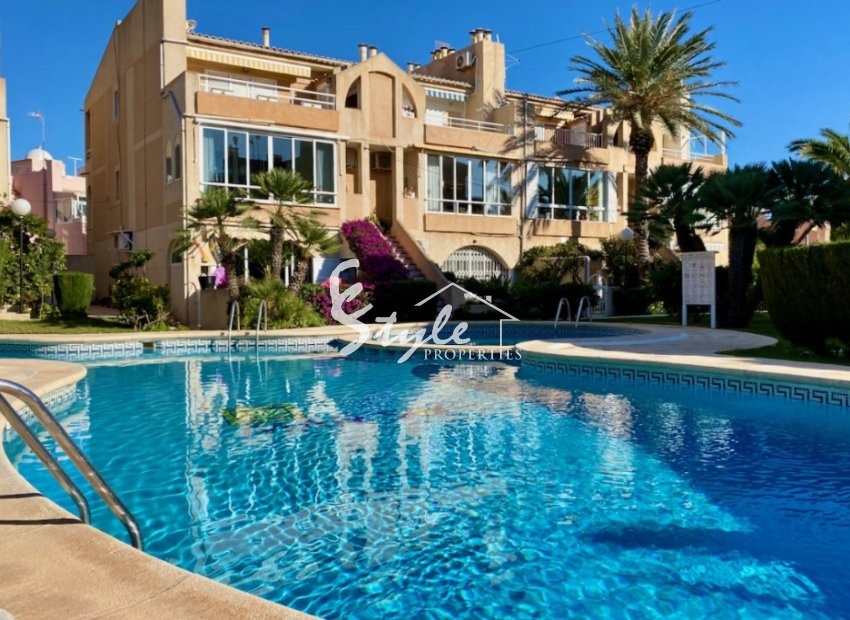 Buy townhouse with garden and pool in Torrevieja, 200 m to the beach. ID 6141