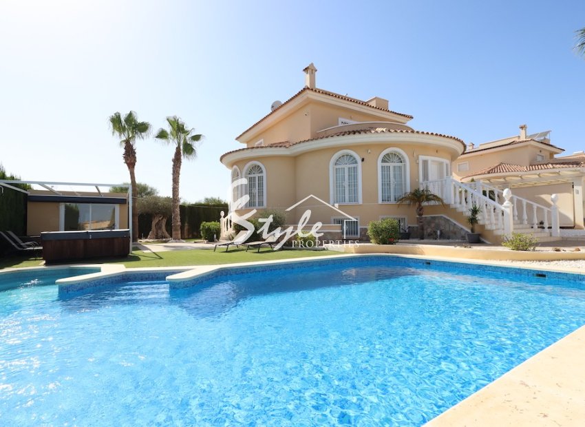 Buy villa in Costa Blanca close to sea in Ciudad Quesada. ID: 6219