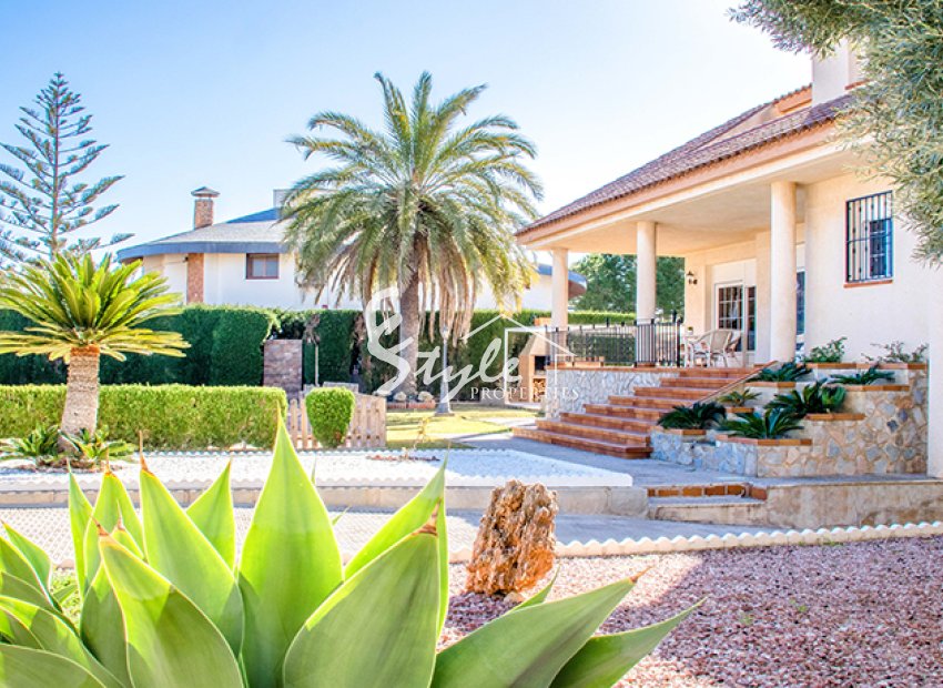 Buy villa in Mil Palmeras close to the beach. ID 4449