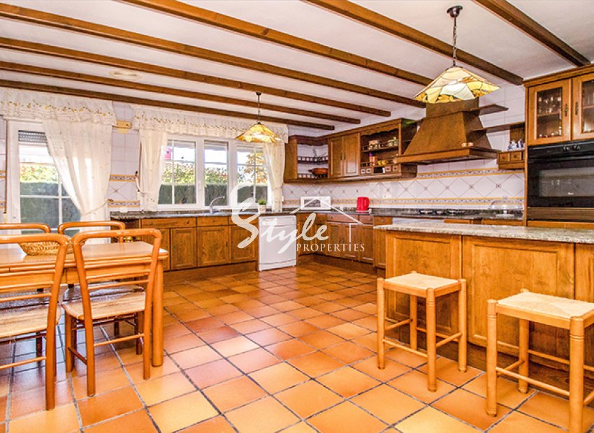 Buy villa in Mil Palmeras close to the beach. ID 4449