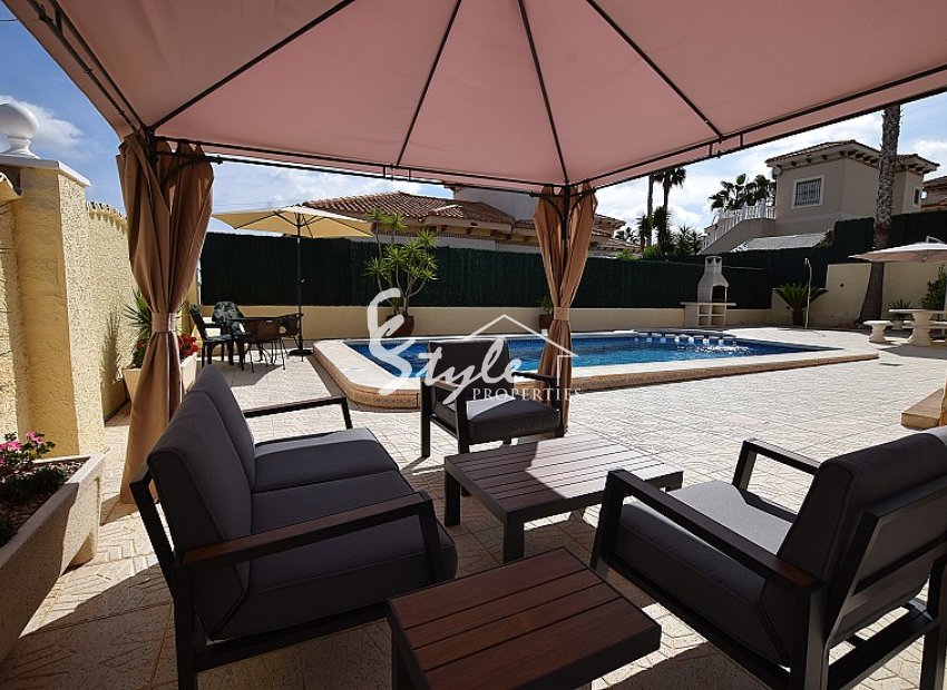 Buy villa with 3 bedrooms in San Miguel de Salinas and close to the beach. ID 4078