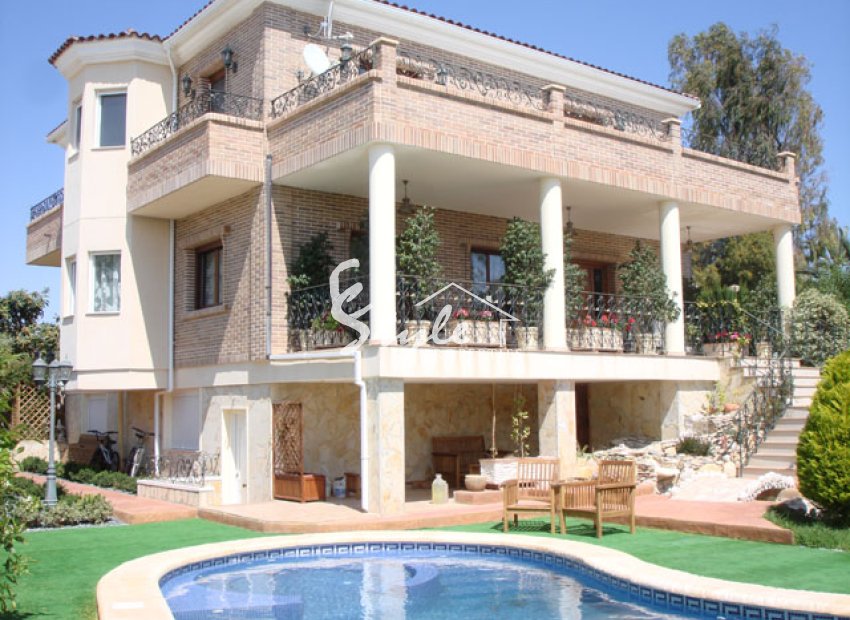 Buy villa with plot and private pool in Ciudad Quesada close to the sea. ID 4316 