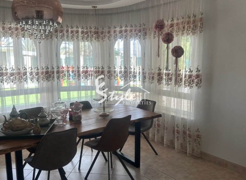 Buy villa with pool and private garden for sale in Callosa del Segura, Orihuela Costa. ID 6048