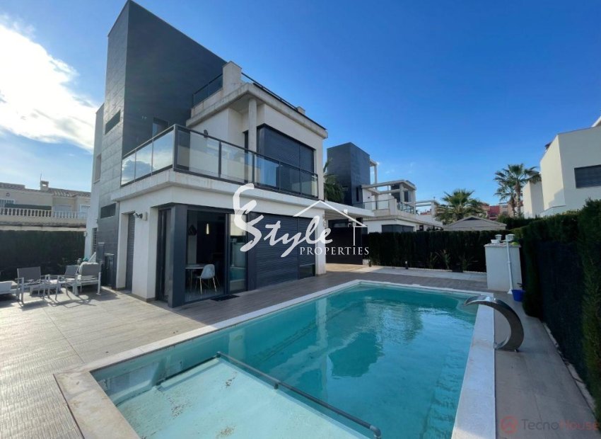 Buy Villa with pool in Costa Blanca close to sea in Lomas de Cabo Roig, Orihuela Costa. ID: 4994