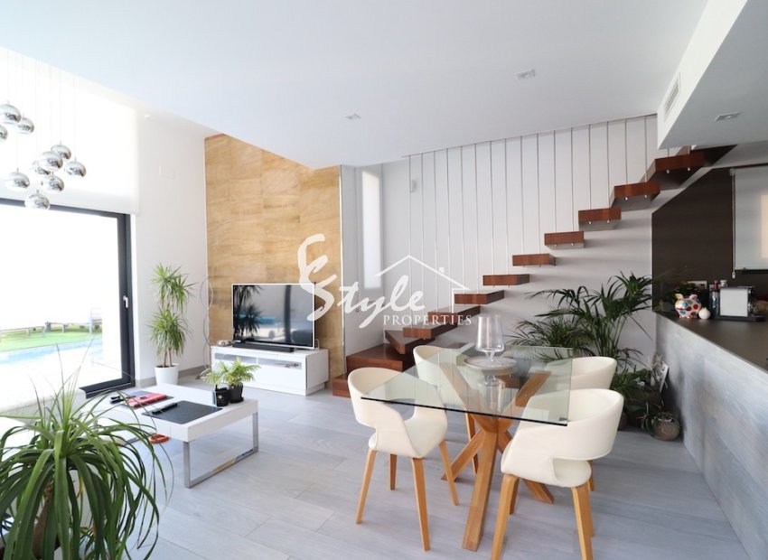 Buy Villa with pool in Costa Blanca close to sea in Lomas de Cabo Roig, Orihuela Costa. ID: 6130