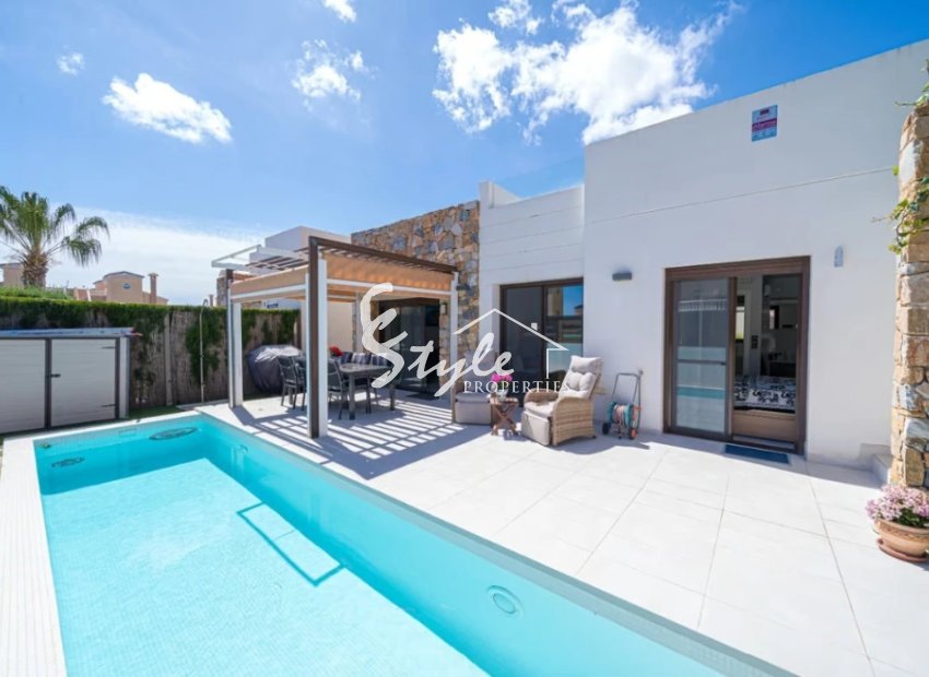 Buy Villa with pool in Costa Blanca close to sea in Lomas de Cabo Roig, Orihuela Costa. ID: 6307