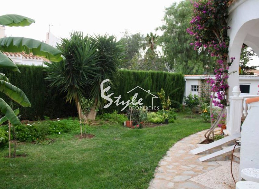 Buy villa with pool in Playa Flamenca, near the sea and close to the beaches of Orihuela Costa. ID: 4022